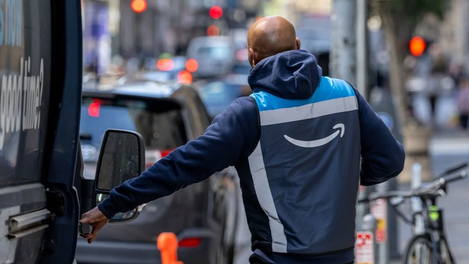 AMAZON EARNS 1 1747064300605 1747064312285